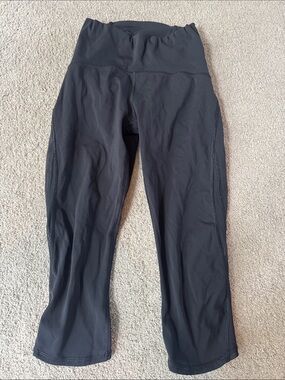 Black Lululemon Athletic Capri’s with Reflective Size Dot